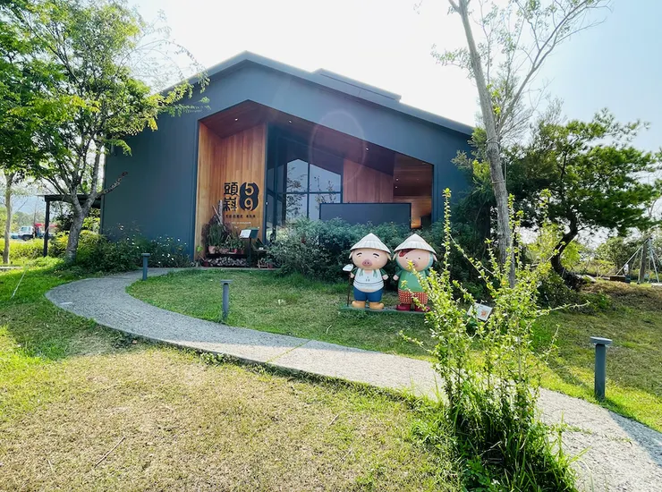 餐廳前門可見一片綠草。