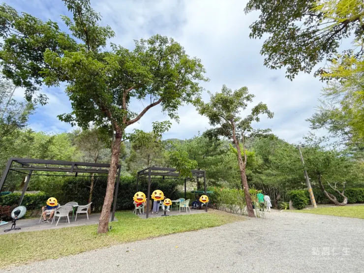園內很多這樣的座位區｜春秋山林
