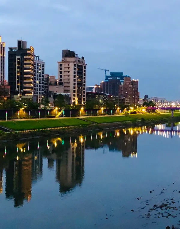 先欣賞暮色,再欣賞夜色。