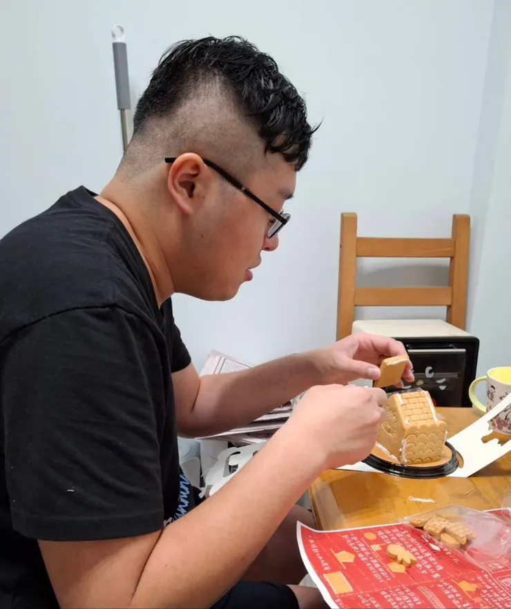 奶霜要黏屋子......精細動作要很好🤣