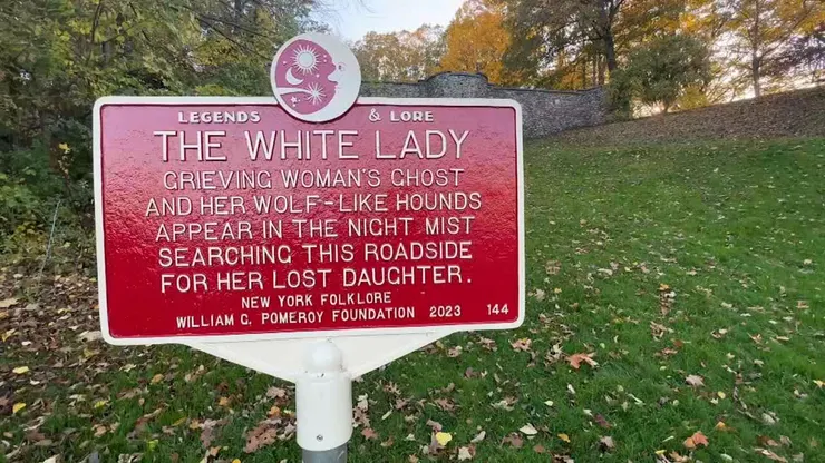 美國不同州有著不同白衣女子的幽靈傳聞。圖為紐約州羅徹斯特市杜蘭德-伊士曼公園的標示牌，說明該處關於白衣女子的故事。