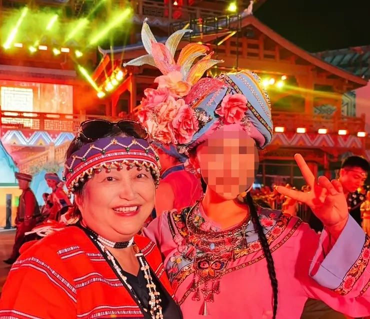 ▲照片左邊是邱素禎(邱姐)，台南鵲橋婚友社負責人。