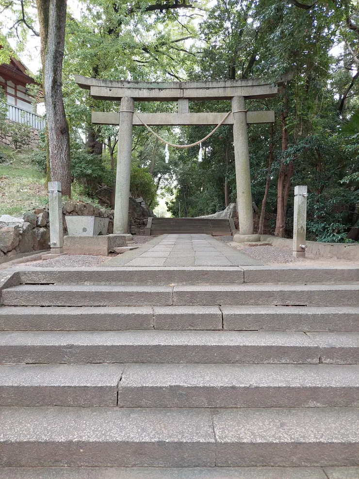 通往阿智神社的鳥居