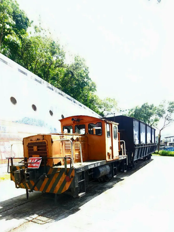 一列生鏽的貨運列車靜靜地停在舊鐵軌上。老靈魂說:「「禁止攀爬」「歡迎拍照留念」喔。 「它是歷史的見證者,運載著過去的夢想」。