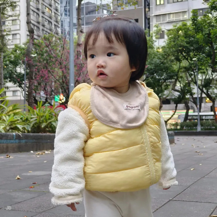 【經過峽谷森林車河和起伏丘巒！萬萬上、下學分得很清楚，上學經過南昌公園時很安靜，但放學時經過一定會要求下來玩，大約10分鐘滿意了再自己走到座車旁，示意起駕。】