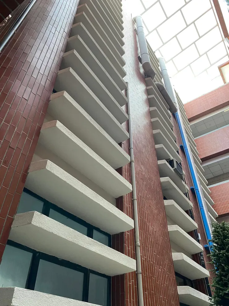 舊建築背面角落的圓弧形設計，以及大量使用的水平遮陽板