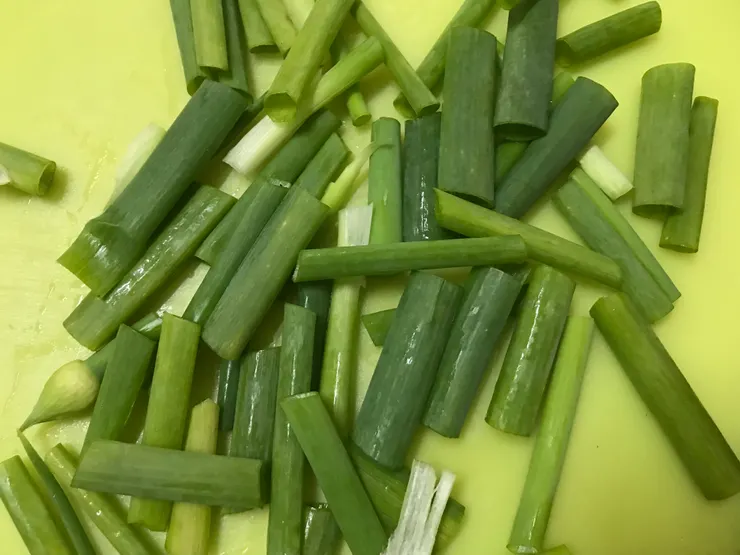 蔥綠，網路上查人家說蔥綠慢點加入鍋，因為我剪開蔥白，所以蔥白稍微煎一下我就下蔥綠了