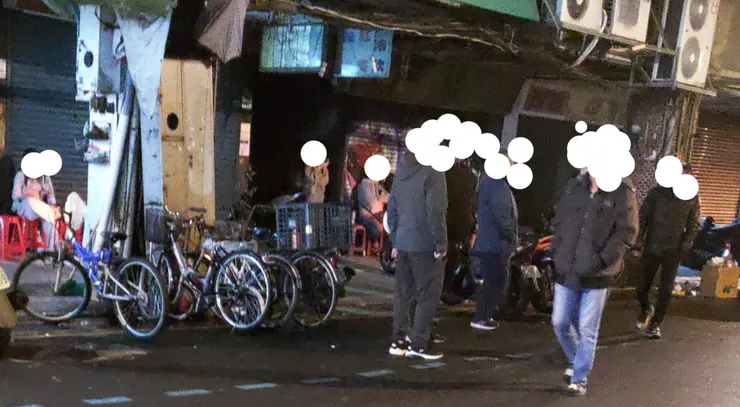 凌晨1：30，仍有嫖客聚集，性工作者們也持續在工作，天氣非常冷，辛苦可見一斑。