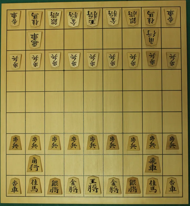 將棋的棋盤與棋子。由於可重複利用吃到的棋子，因此不以顏色區分敵我。