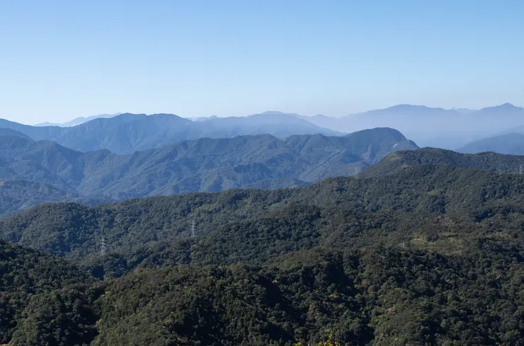 二格山頂在天氣最好的時後，可以從翡翠水庫右手邊的方向，直接看到畫面最右側「凸一小粒」的大霸尖山，還有最左邊最後一層，帶著微笑曲線的馬比杉山，與它右邊沿稜往上看最高處的南湖大山。  下次一定要長焦隨身，從台北市同時看南湖和大霸的機會可不多啊！！！