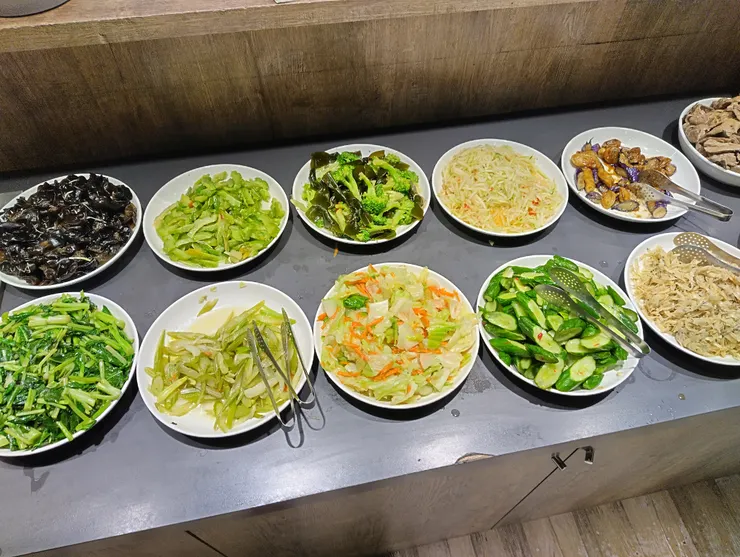 黑木耳、苦瓜、花椰菜、青木瓜絲、茄子、豬肝、青菜、芹菜、高麗菜、小黃瓜、牛蒡絲