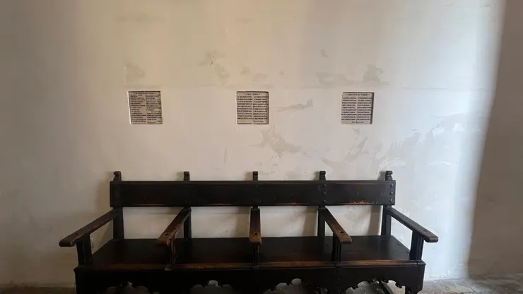 鬥牛士教堂椅子，背後有三篇祈禱祝詞。