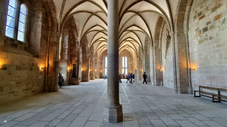 【修道院的貴賓廳，十三世紀中期到十六世紀末之間，許多法國國王曾經光臨貴賓廳，接受聖山院長的招待。其中最有名的的包括路易九世、菲利普四世、路易十一、佛朗索瓦一世等。  (原文網址：https://kknews.cc/travel/gmbkgr9.html)】