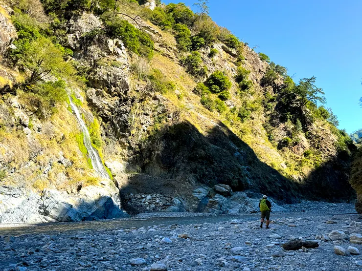 抵逹第一個營地，可搭數十頂帳，需注意遠離岩壁邊以防落石，温泉在對岸夜晚想泡湯需過湍急的溪水較不理想，且當天風很大又冷。