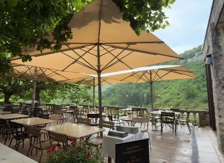 穿過美麗的大露台，搭乘電梯進房間