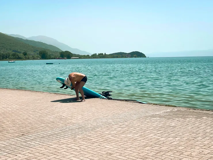 一位剛結束 SUP 的旅客