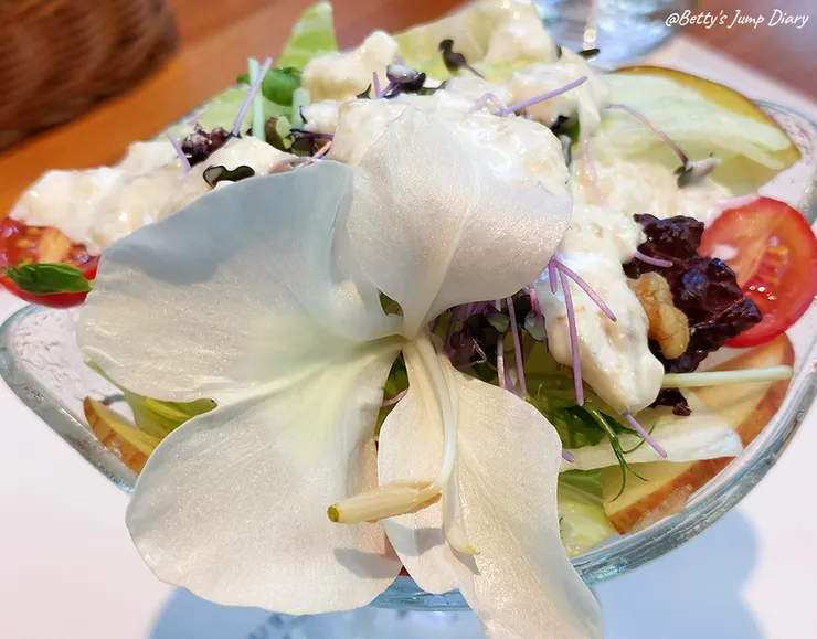 ▲龍潭「野薑花與貓」庭園餐廳/ 圖片來源:Betty's Jump Diary