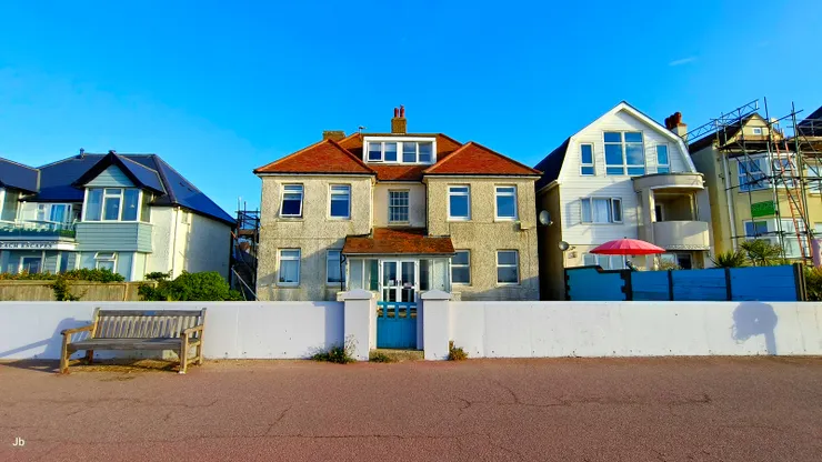 【路旁空椅說這是充滿回憶之道】