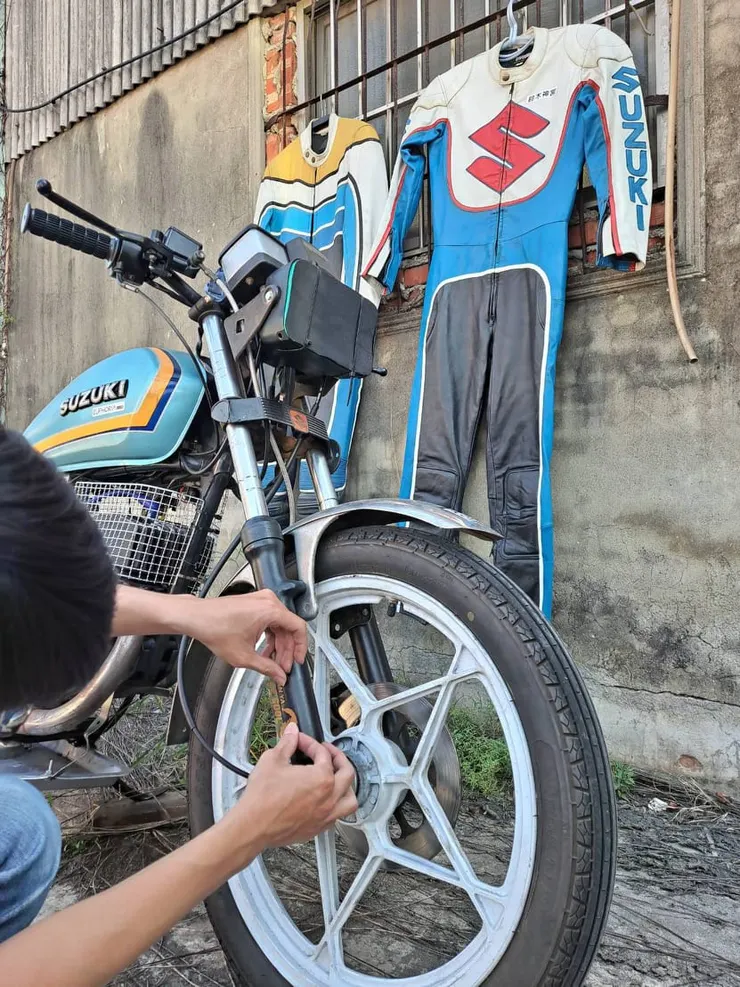 我正在貼南亞的貼紙，後方的車衣是鈴木神宮贊助的！