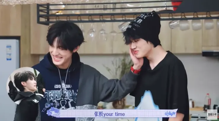 還沒親呢!摸個臉就都害羞了!