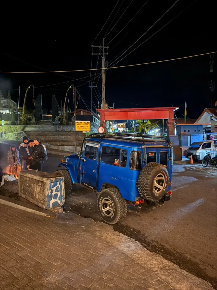 凌晨2點吉普車已經在門外等我們