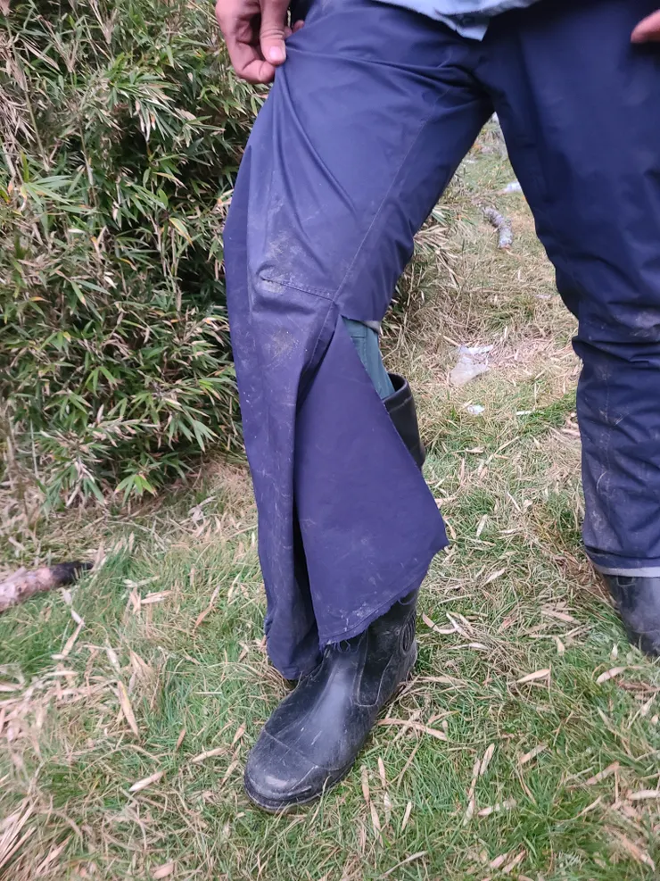 請山友幫忙拍照，記錄這殘破的雨褲，辛苦了