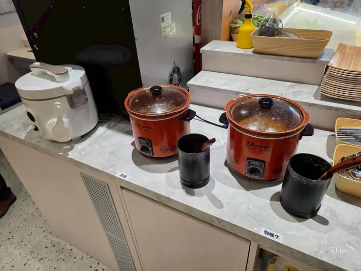 白飯搭配肉燥、咖哩，也是常見的配置。