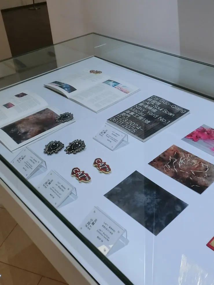 畫展裏有紀念品可買，但太早沒人在賣...