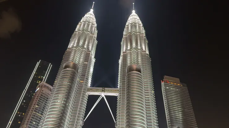 回旅館的路上經過雙峰塔，好美～