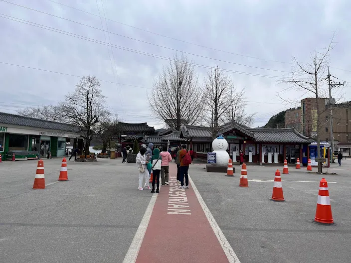 紅色的指引路，沿著走可以到達碼頭。