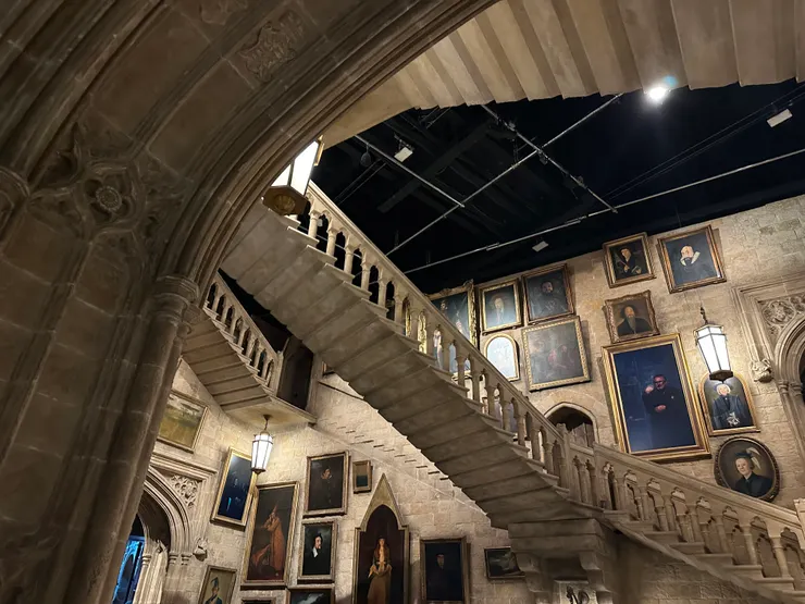 滿多重點需要動的都有呈現,像是樓梯、畫作等等