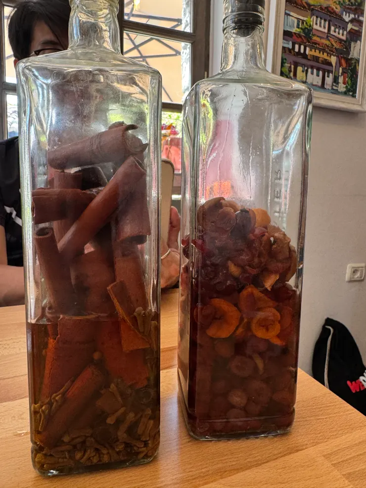 左邊是肉桂丁香酒,右邊好像是肉桂桂圓酒