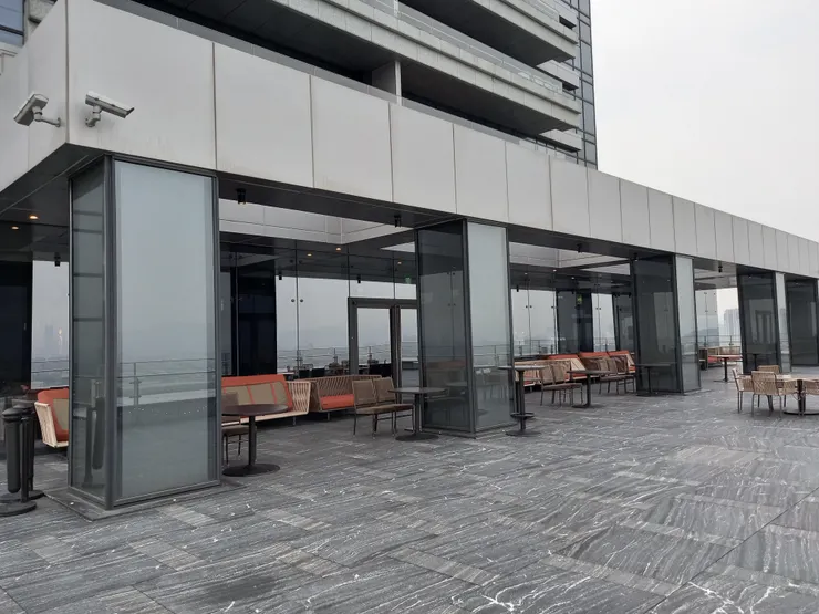 台北萬豪酒店的高空酒吧有一個很寬敞的戶外空間!