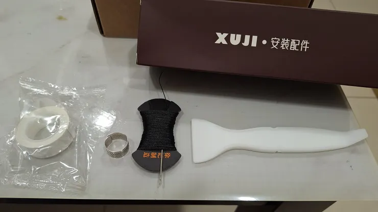 隨附的針線、雙面膠及刮刀