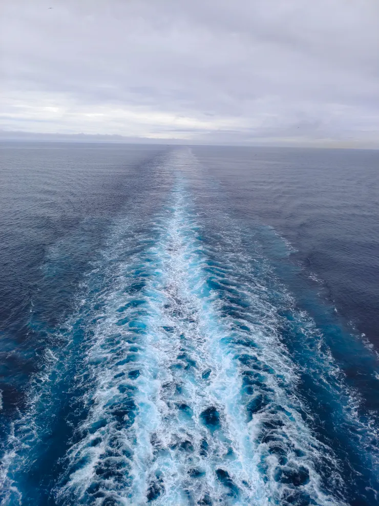 郵輪的船尾拖著長長的尾巴。