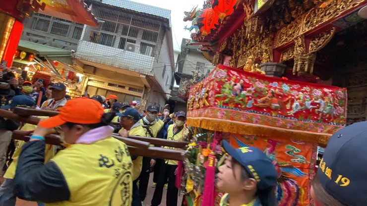 ▲二媽乘八人大橋遊庄