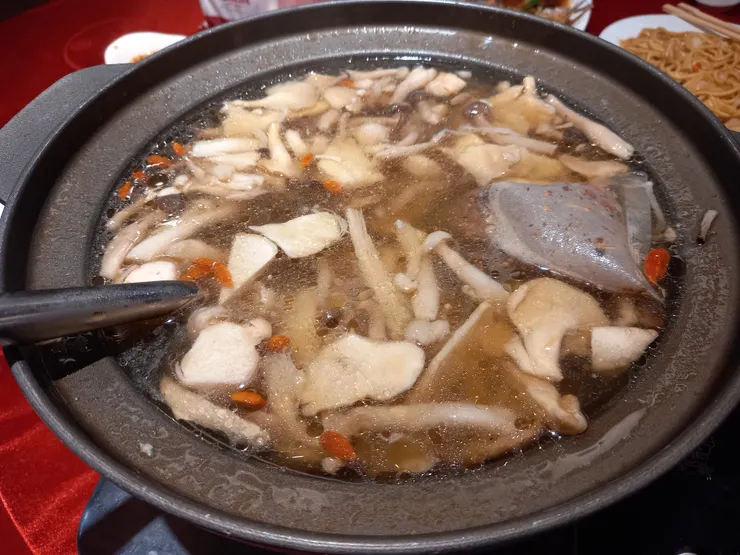 這是卡式爐藥膳湯!