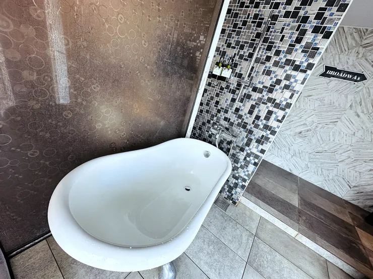 【草悟道文旅】台中西區住宿推薦！超美落地窗景觀浴缸網美房， 