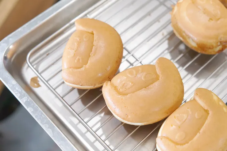 歐巴桑在社會印象中有著熱情、有點囉嗦和直球對決的特質,因此雞蛋糕以「歐巴桑」為形狀,作為開啟對話和打破社會框架的象徵