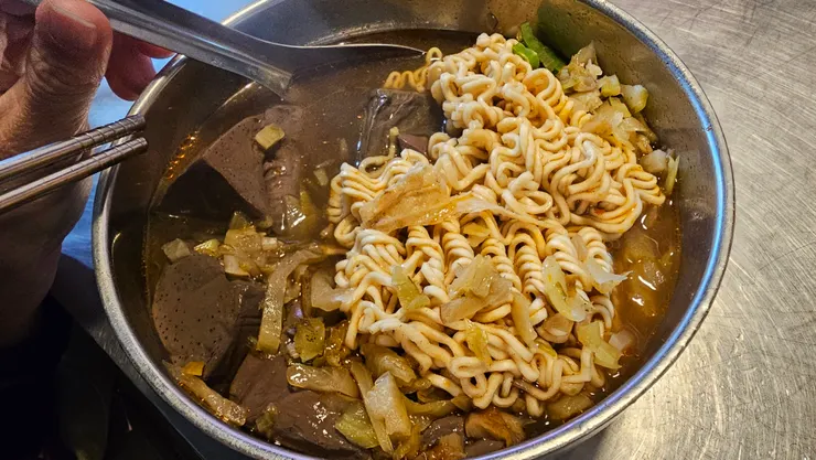儒儒點的鴨血和王子麵!