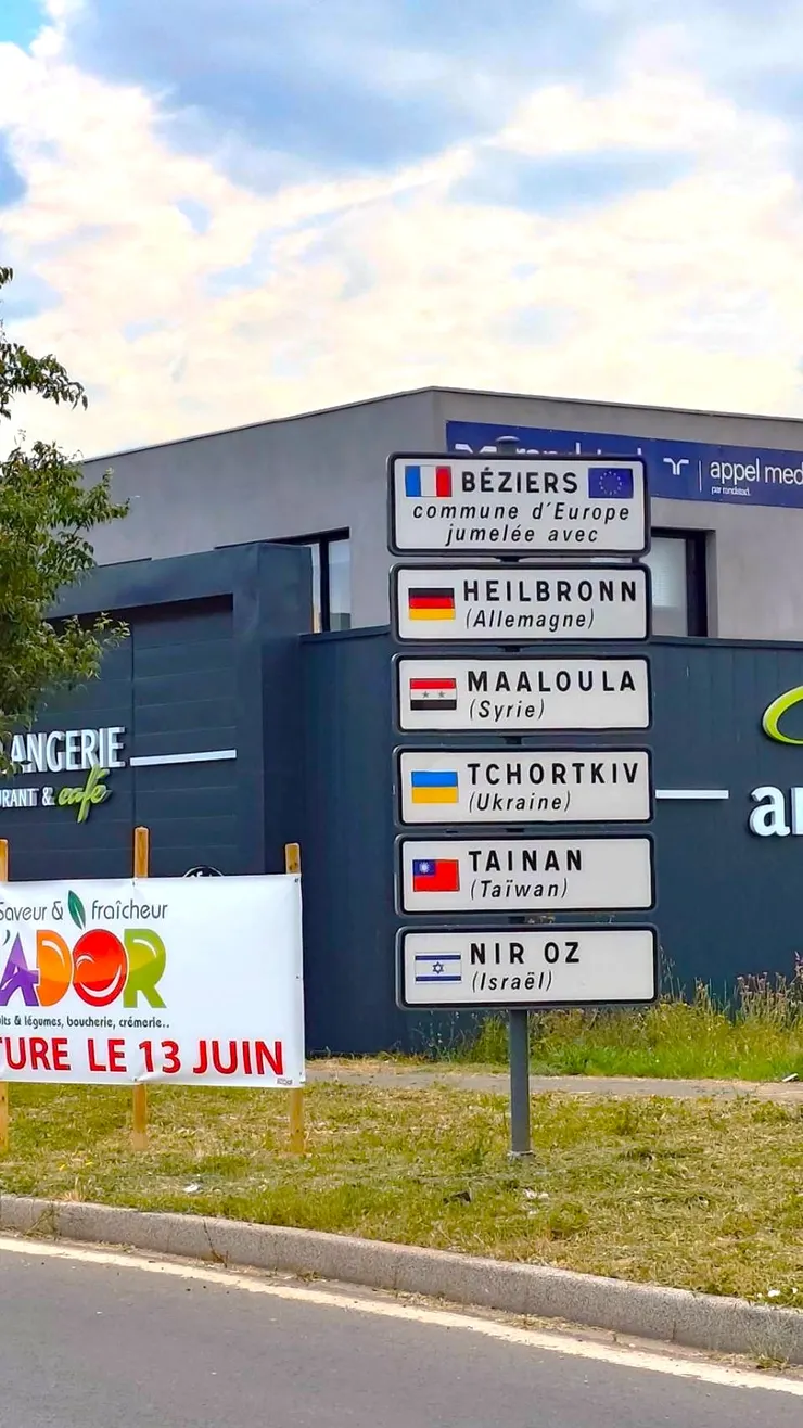進入貝濟耶市區前，可看到包含台南市在內的姐妹市標示牌。
