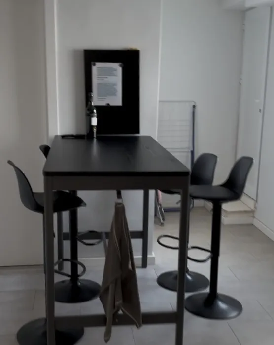 廚房旁邊的小餐桌