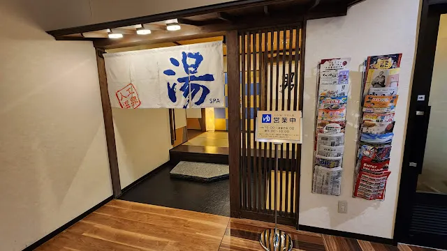 旁邊就是飯店大浴場了，有露天溫泉搭配著雪景，韻味無窮