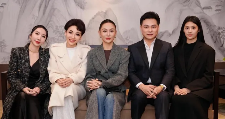 圖從左到右為：行銷協理李思喬、品牌教育執行長高淑華、藍蒂蔻創始人Gina、品牌創辦董事長何詠允、行政經理黃聖棻。（圖／全球國際）