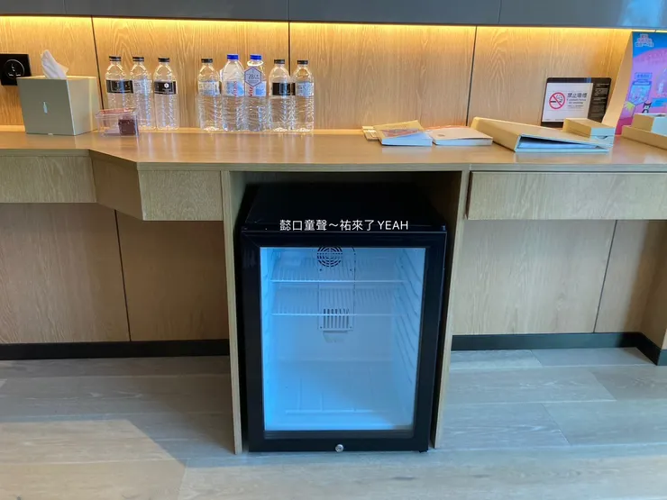 房間內有浴缸及小冰箱。