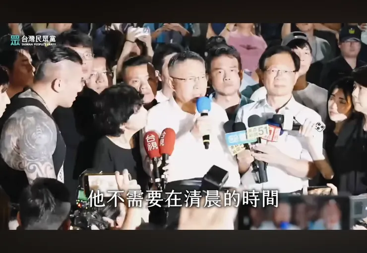 柯文哲在眾人簇擁下發表談話