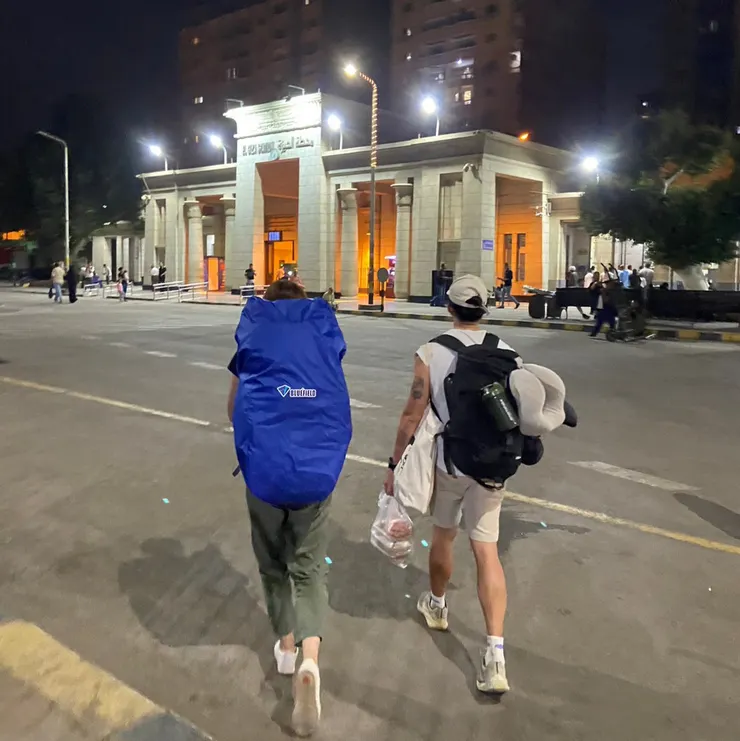 背上行李前往Giza火車站搭夜鋪火車
