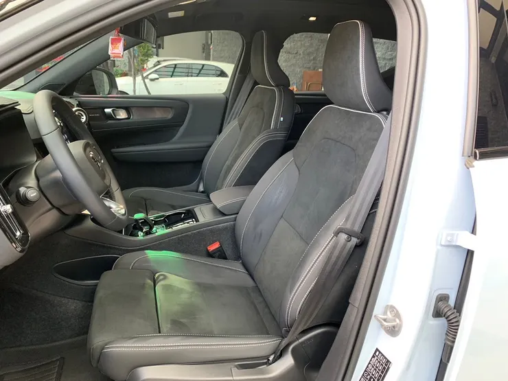 新車購入原廠配置麂皮座椅，維持質感需要勤於保養照顧。