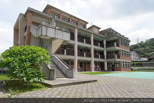 校門望去，嶄新的校舍，對！她只有10歲