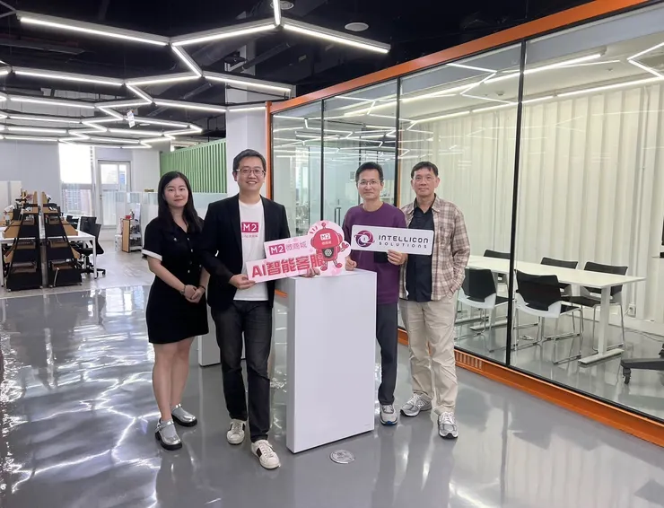 Ｍ2微商城執行長Hunter(左2)、智慧方案共同創辦人陳慶蔚(右2)、林啟文(右1)、陳旻筠(左1)